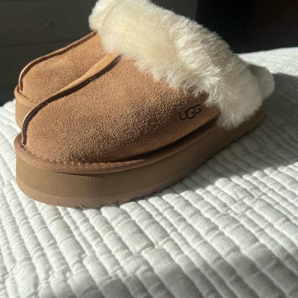 UGG Tan Slippers with Plush Cream Lining - Picture 2 of 8